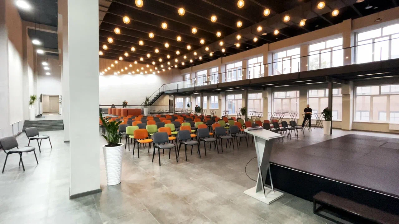 Площадка Loft Magapolis Hall — модератор Олег Березовский